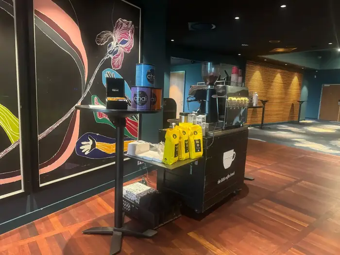 Mobil kaffebar opstillet i en mørk lobby til reception